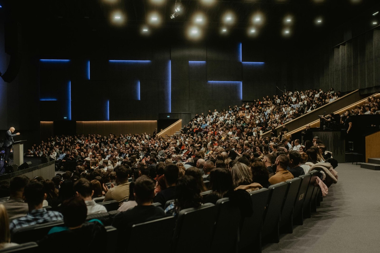 Sala de conferències plena de públic durant una ponència